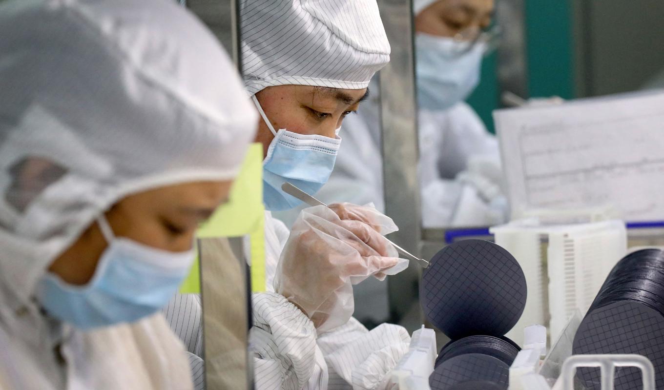 Ett kinesiskt chipföretag i staden Nantong. Kinas halvledarindustri har svårt att hävda sig på egen hand nu när USA inför begränsningar. Foto: STR/AFP via Getty Images