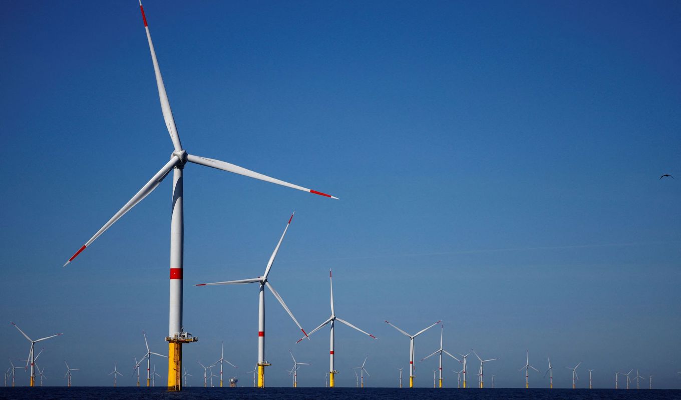 Ett tiotal vindkraftsparker med totalt över 1 200 verk på upp till 350 meters höjd väntar på att få tillstånd att byggas längs Sveriges kuster. Foto: Stephane Mahe/Pool/AFP via Getty Images