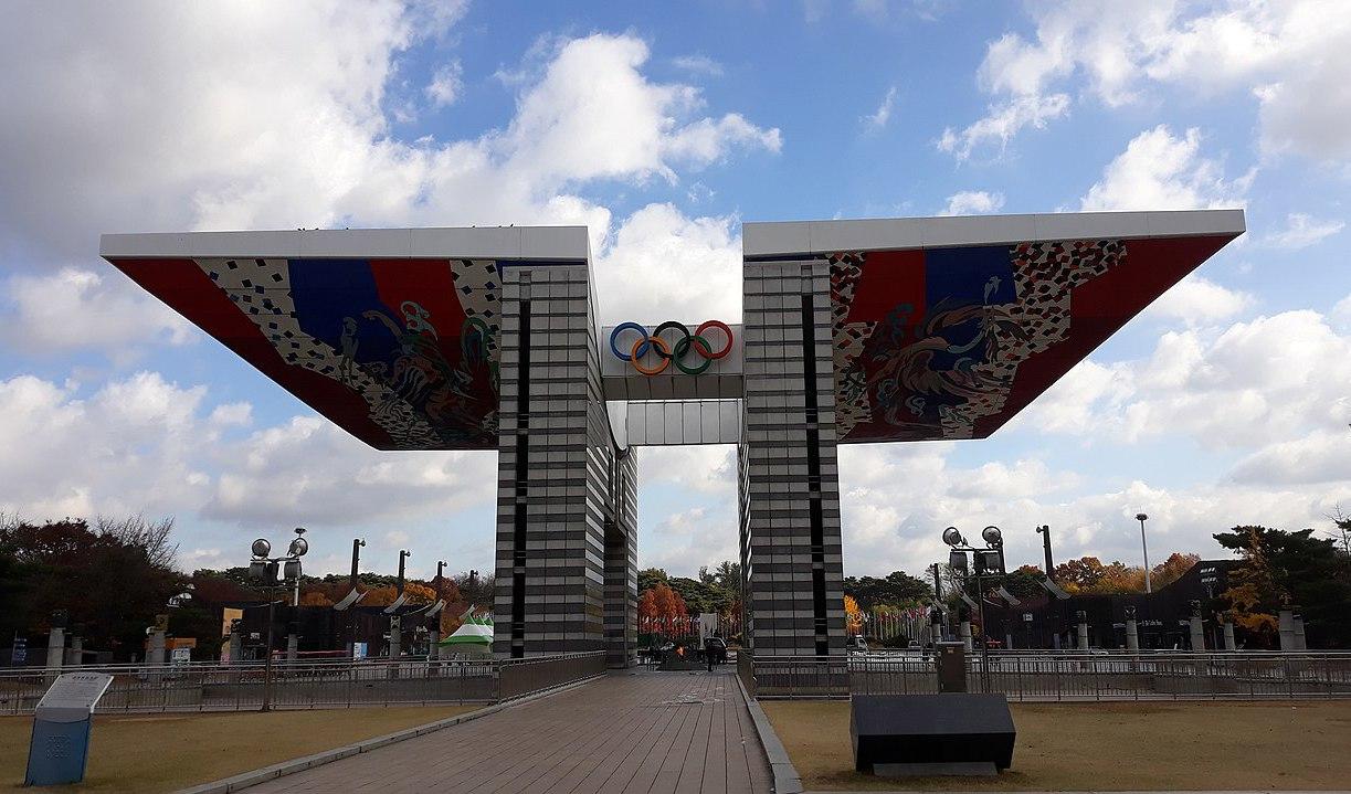 Internationella olympiska kommittén, IOK, uppmanar internationella idrottsförbund att överväga att tillåta ryssar och belarusier att delta i internationella tävlingar i individuella idrotter. Den svenska och nordiska idrottsrörelsen gemensamma uppfattning står fast – tillåt inte ryskt och belarusiskt deltagande i internationell idrott. Foto: Silas Low (CC BY-SA 4.0)