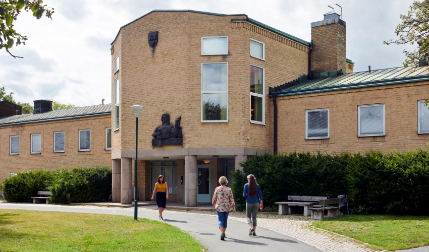 I dag inleds den första av tre rättegångsdagar, där en 20-årig och en 18-årig kvinna står åtalade för mord och grovt gravfridsbrott i Vetlanda, Småland, den 15 oktober förra året. Foto: Eksjö tingsrätt