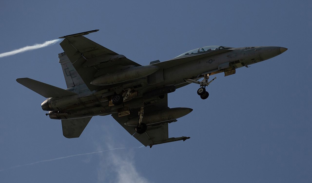 Sanna Marins spontana uttalande om att överlåta stridsflyg av A18 Hornet-typ, skapade förvirring inom Finlands statsledningen. Foto: Balon Greyjoy (CC0 1.0)