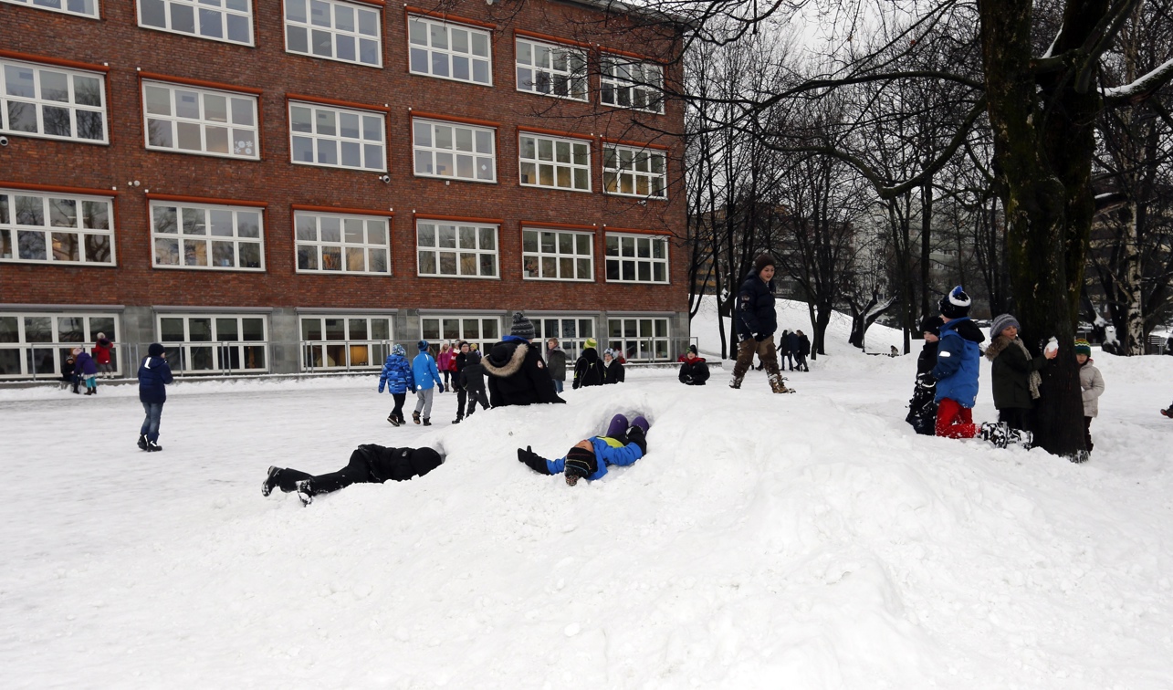 Ska fler brott än i dag kontrolleras innan en person får anställning på en skola? Skolministern vill se över lagstiftningen. Arkivbild. Foto: Lise Åserud/NTB/TT