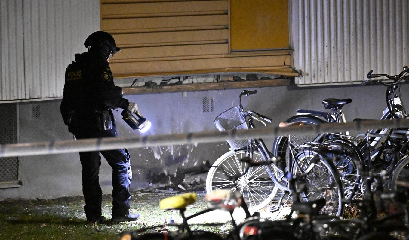 Polisens bombtekniker på plats på Rosengård i Malmö efter en detonation vid en fasad natten till lördagen. Foto: Johan Nilsson/TT