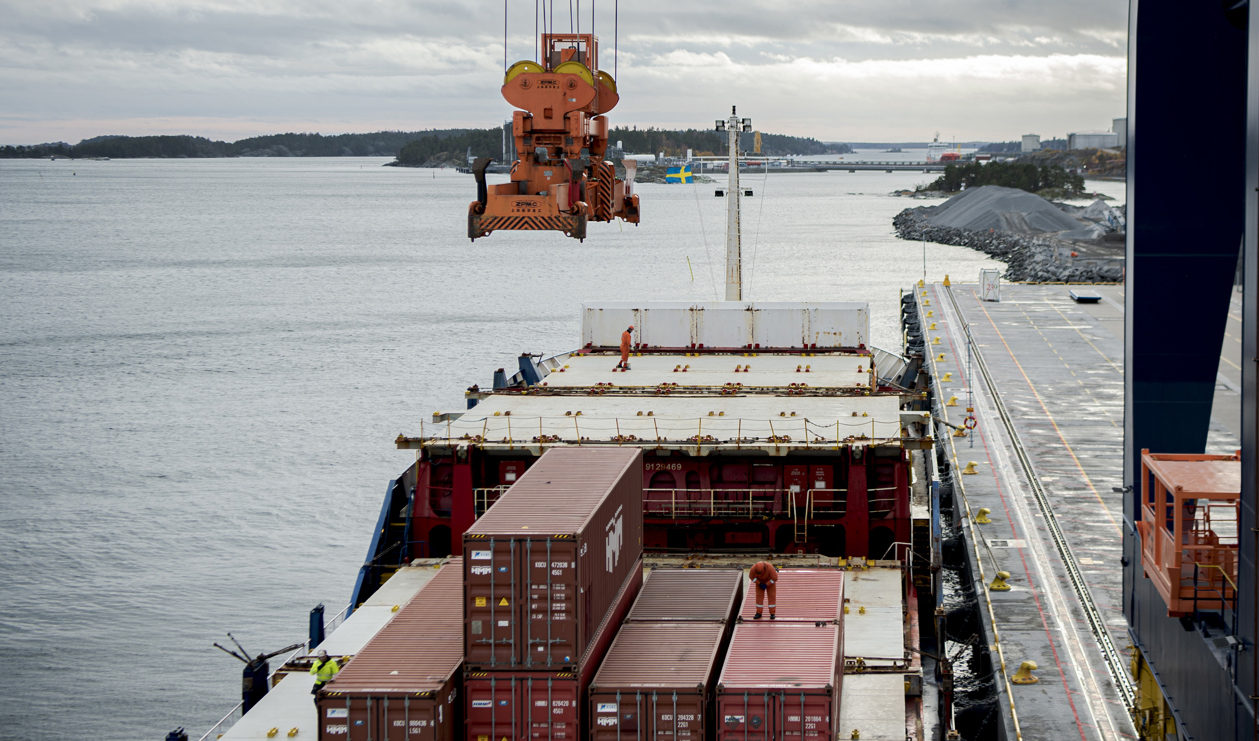 Forskare misstänker att rederierna struntar i att blanda in den renande vätskan urea för att det är för dyrt. Arkivbild. Foto: Tim Aro/TT