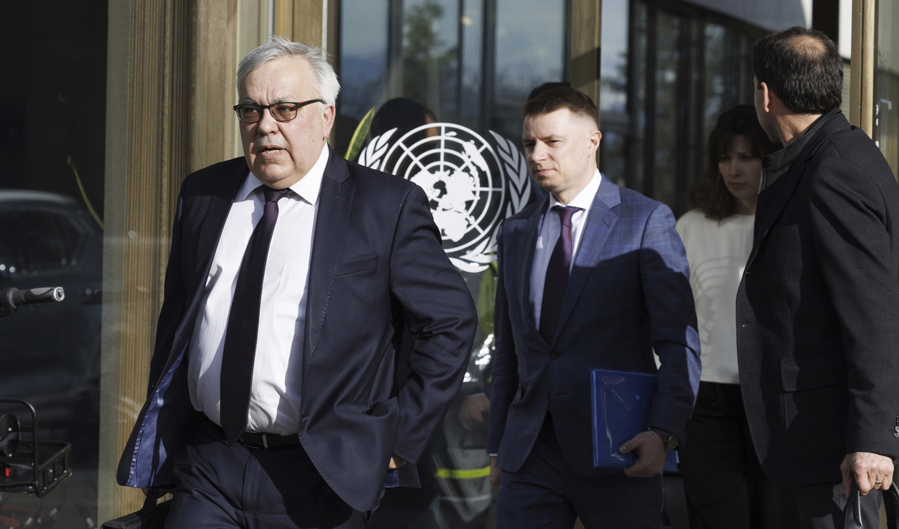 Rysslands biträdande utrikesminister Sergej Versjinin på väg från FN-byggnaden i Genève. Foto: Salvatore Di Nolfi/AP/TT