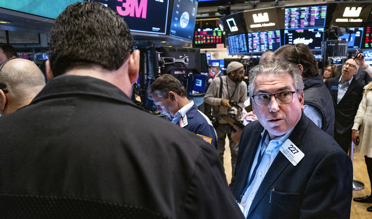 Mäklarna på Wall Street genomlevde en turbulent måndag till följd av den amerikanska bankkrisen. Foto: Craig Ruttle/AP/TT