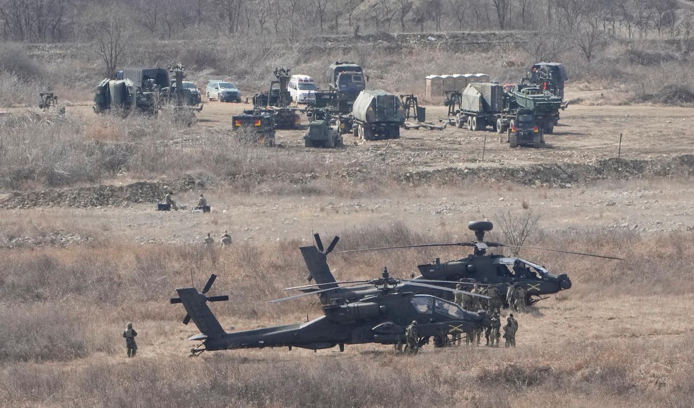 Amerikanska Apache-helikoptrar på plats i Sydkorea nära gränsen till Nordkorea. Foto: Ahn Young-Joon/AP/TT