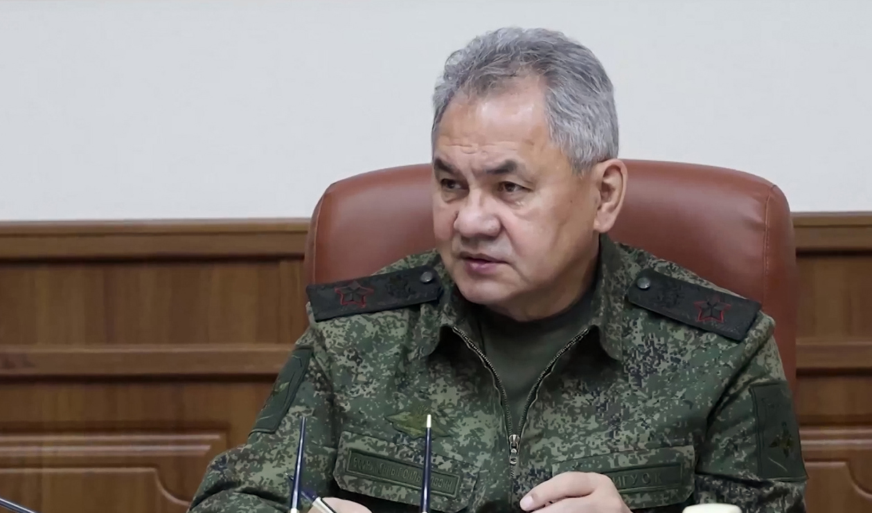 Rysslands försvarsminister Sergej Sjojgu i en officiell bild från ett möte med rysk militär. Foto: Ryska försvarsdepartementet via AP/TT