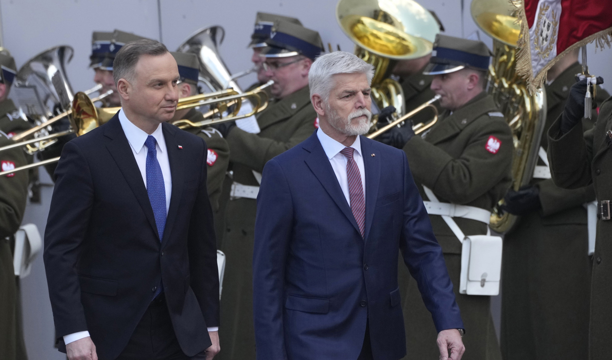 Polens president Andrzej Duda, (till vänster) tar emot Tjeckiens president Petr Pavel i Warszawa Foto: Czarek Sokolowski/AP/TT