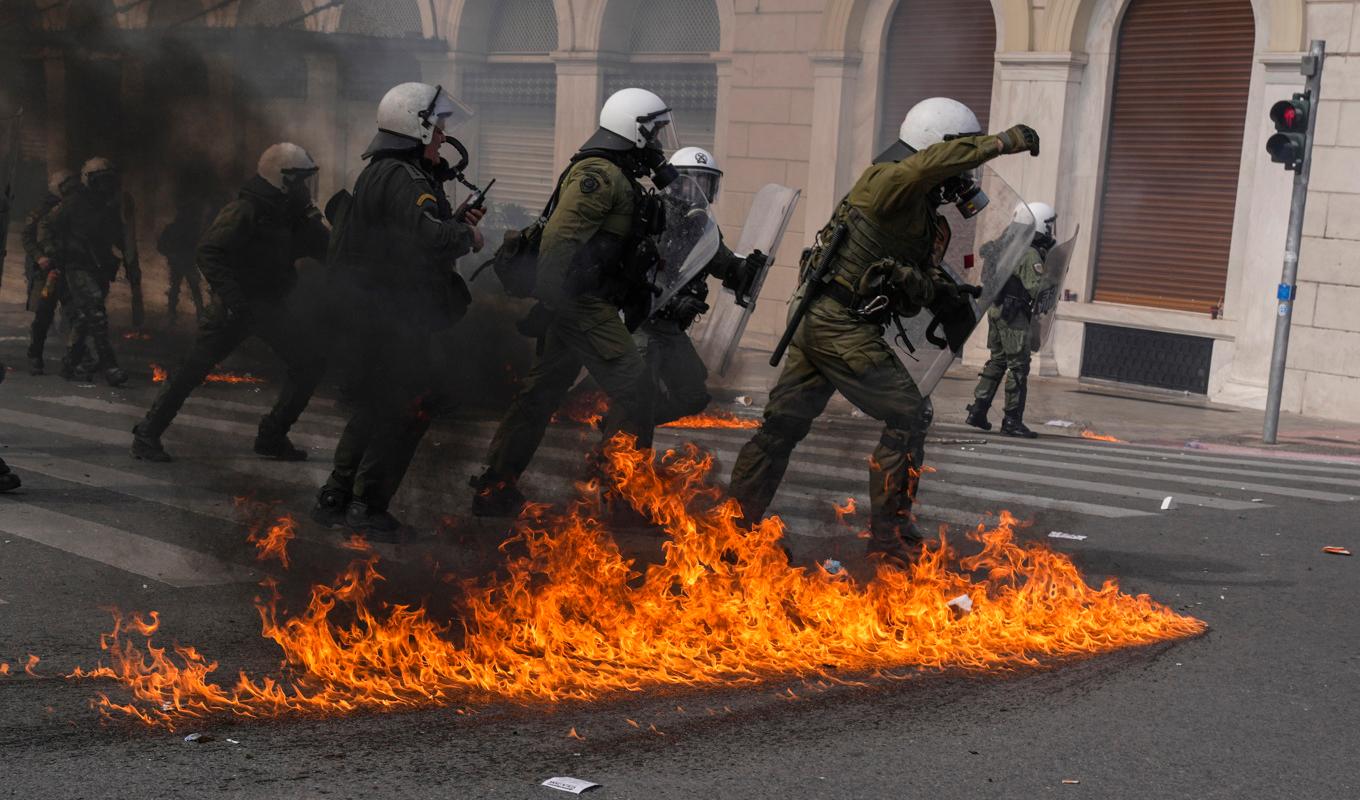 Kravallpolis i samband med torsdagens protester i den grekiska huvudstaden Aten. Foto: Petros Giannakouris/AP/TT