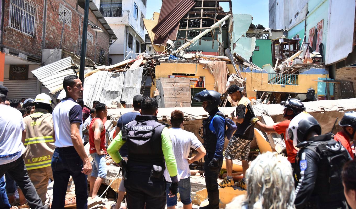 Räddningstjänst och boende söker i rasmassorna efter skalvet i staden Machala i Ecuador. Foto: Jorge Sanchez