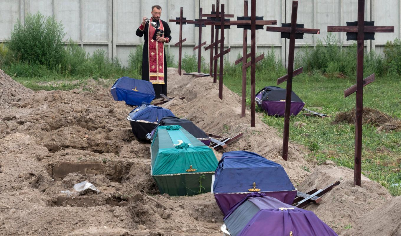Oidentifierade kroppar av civila som hittats i en massgrav i Butja, en förort till Ukrainas huvudstad Kiev. Arkivbild från den 11 augusti 2022. Foto: Efrem Lukatsky/AP