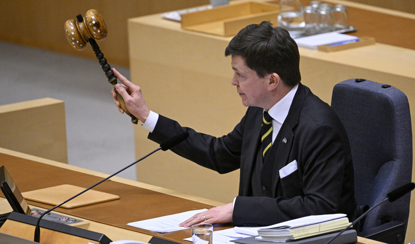 Talman Andreas Norlén klubbar det historiska beslutet om Nato efter onsdagens omröstning i riksdagen. Foto: Anders Wiklund/TT
