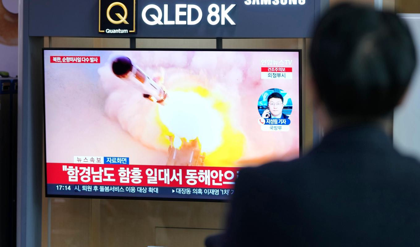 Bilder från Nordkoreas uppskjutning på onsdagen visas på järnvägsstationen i Sydkoreas huvudstad Seoul. Foto: Lee Jin-man/AP/TT