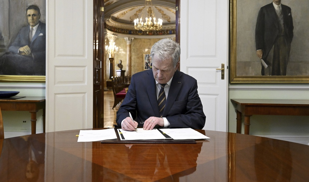 Ett historiskt ögonblick: Finlands president Sauli Niinistö undertecknar Natolagstiftningen i Statsrådsborgen i Helsingfors. Foto: Markku Ulander/Lehtikuva/AP/TT