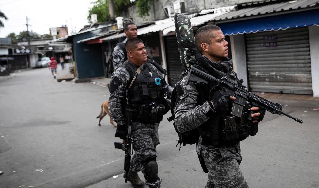 Poliser i ett slumområde, så kallad favela, i Rio. Bildern är från september i fjol. Foto: Bruna Prado/AP/TT