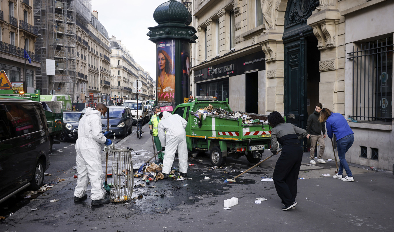 Gator städas upp i Paris efter torsdagens våldsamma protester mot den franska pensionsreformen. Foto: Thomas Padilla/AP/TT