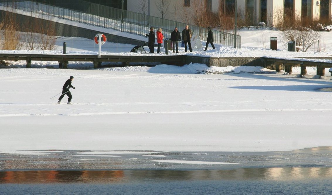 Solen kan påverka isen på djupet utan att det syns på ytan vilket gör vårisarna oförutsägbara. Arkivbild. Foto: Hasse Holmberg/TT