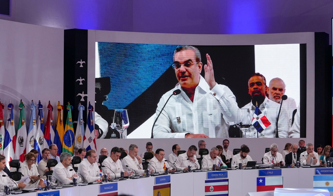 Dominikanska republikens president Luis Abinader, talar under mötet i huvudstaden Santo Domingo. Foto: Ariana Cubillos/AP/TT