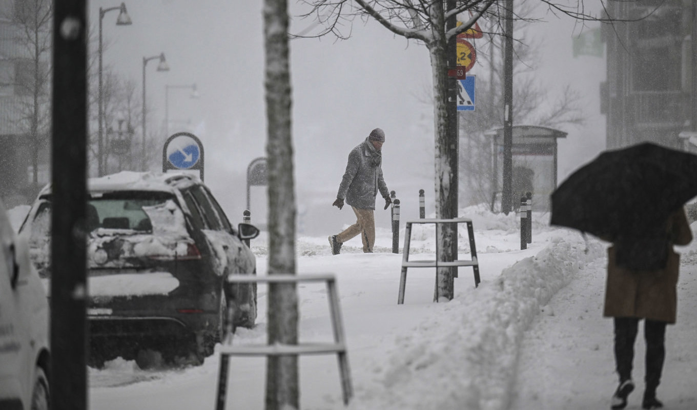 Snö i kombination med blåst kan skapa problem under måndagen och tisdagen. Arkivbild. Foto: Pontus Lundahl/TT