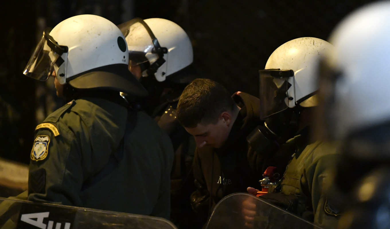Polisen i Grekland har gripit två personer som anklagas för att ha planerat terrorattacker i landet. Arkivbild utan koppling till händelsen. Foto: Michael Varaklas/AP/TT