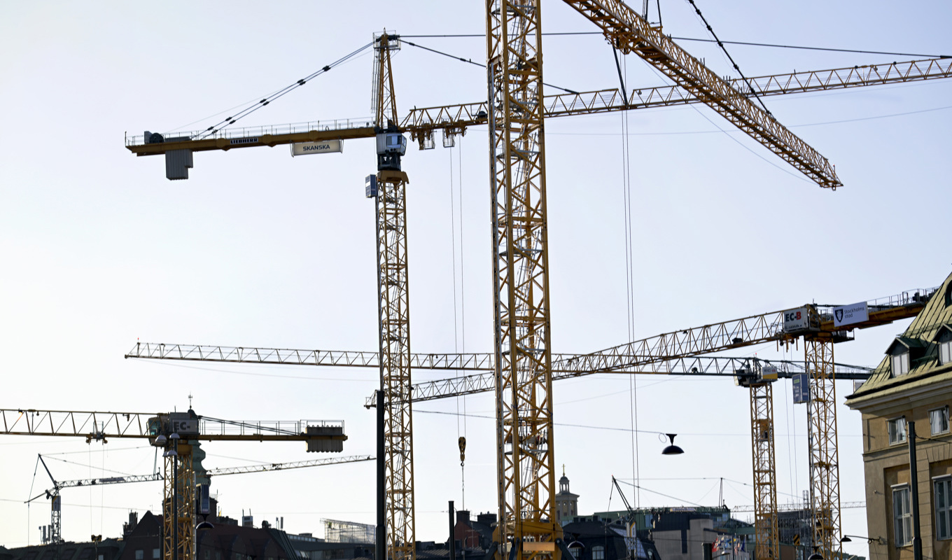 Att bostadsbyggandet beräknas falla dramatiskt i år kan slå mot kommunernas ekonomi. Arkivbild. Foto: Janerik Henriksson/TT