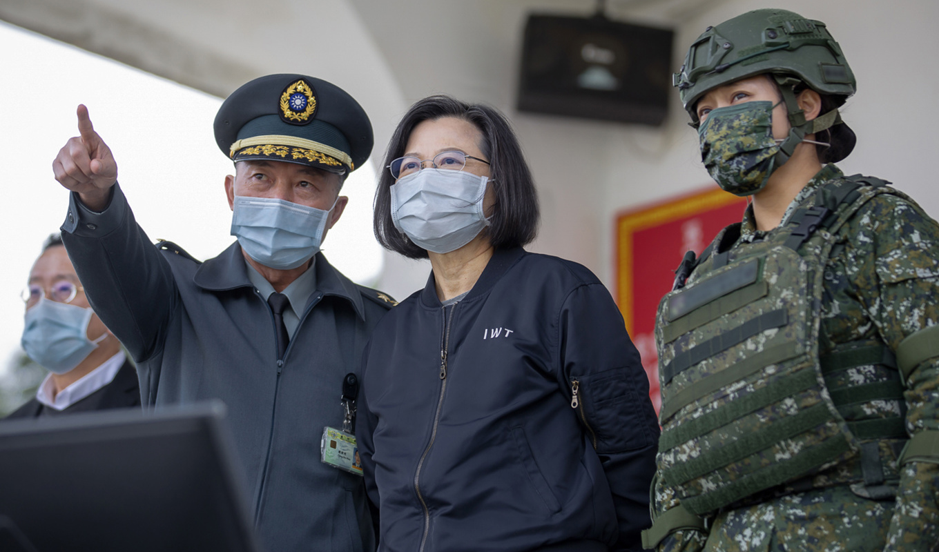 Taiwans president Tsai Ing-Wen besöker en militärövning i vid en bas i Chiayi i januari. Foto: Taiwans presidentkansli/AP/TT