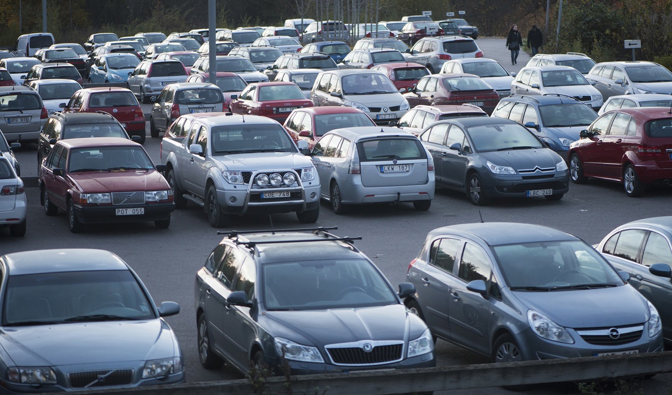 Ett antal bilägare får lämna ifrån sig bilen vid förhöjd beredskap.  Foto: Fredrik Sandberg/TT. Arkivbild.