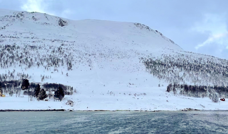 Bland annat drabbades ön Reinøya av en lavin på fredagen. Foto: Redningsselskapet/RS 152 Bergesen d.y/NTB/TT