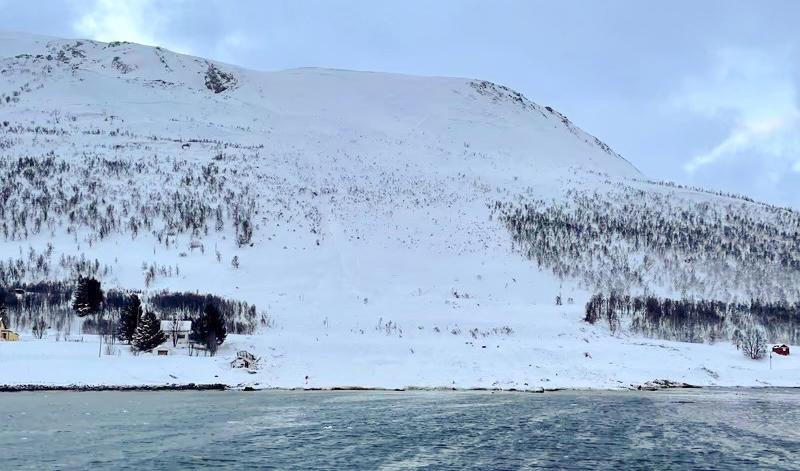 Bland annat drabbades ön Reinøya av en lavin på fredagen. Foto: Redningsselskapet/RS 152 Bergesen d.y/NTB/TT
