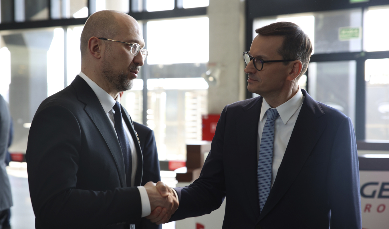 Ukrainas premiärminister Denys Sjmyhal vid ett möte med Polens premiärminister Mateusz Morawiecki i maj i fjol. Arkivbild. Foto: Michal Dyjuk/AP/TT