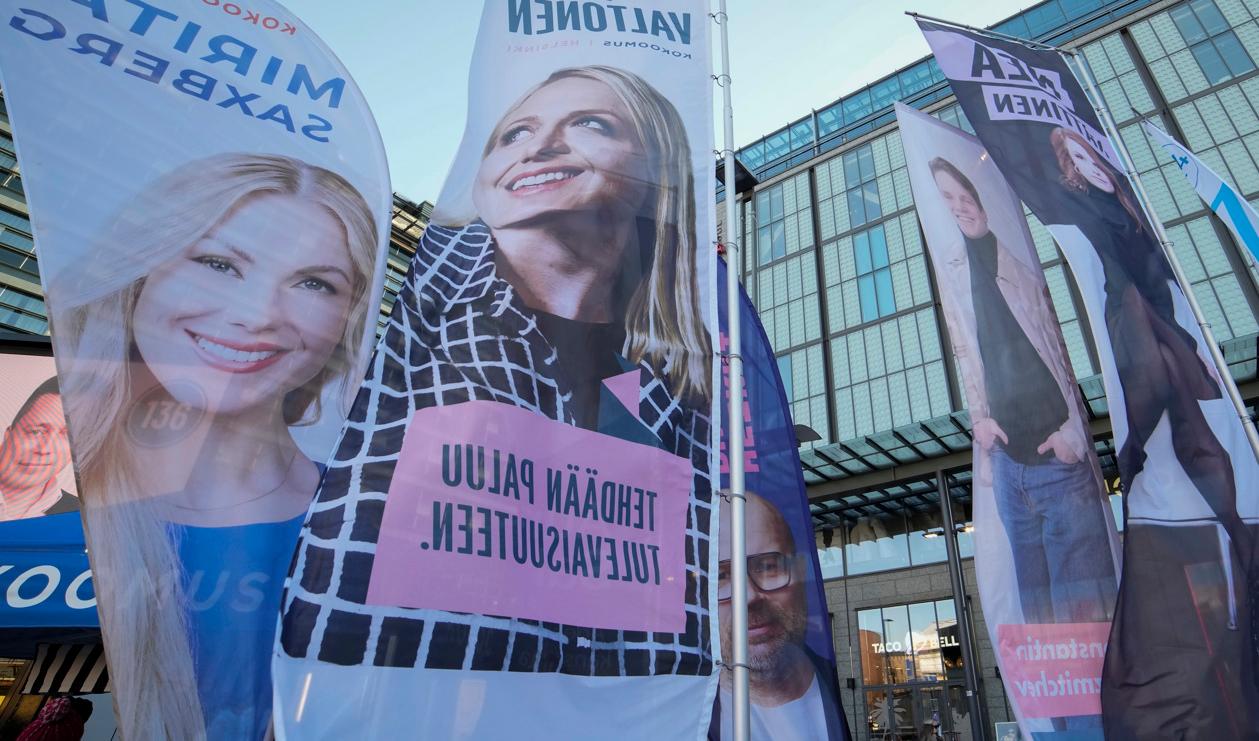 Valaffischer i Helsingfors under lördagen. Foto: Sergei Grits/AP/TT