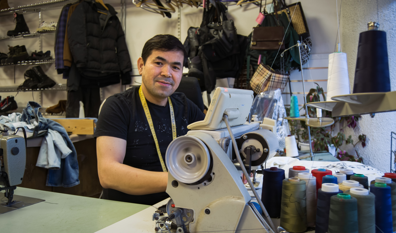 Skomakaren Ahmadi Esmatollah, Mästerkattens skomakeri i Umeå, tror att fler skulle laga om de visste att en lagning är möjlig och att skomakare finns i närheten. Foto: Eva Sagerfors