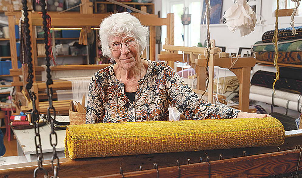 Att väva går numera per automatik för Ulla Parkdal. Hon använder sällan skisser utan låter garnerna verka som en palett där olika garner skapar olika uttryck. Foto: Sanna Lindberg.