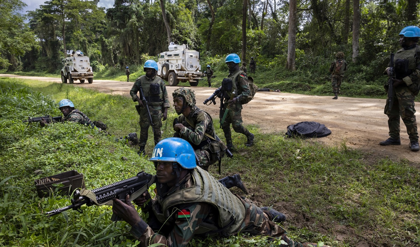 På bilden syns soldater från kongolesiska armén och FN-trupper efter att IS-terrorister attackerat två fordon mellan Beni och den ugandiska gränsstaden Kasindi den 9 april 2021. Foto: Brent Stirton/Getty Images