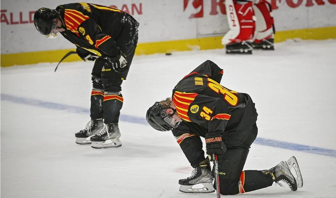 Brynässpelare deppar efter torsdagens uttåg ur SHL efter förlust i ishockeyns nedflyttningskval mot Malmö Redhawks i Monitor ERP Arena i Gävle.Foto: Anders Wiklund/TT