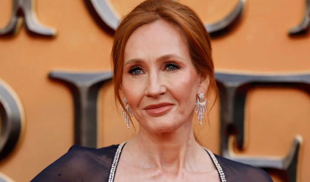Författaren till de välkända Harry Potter-böckerna, J.K. Rowling, har slagit tillbaka mot hot som hon mottagit sedan hon försvarade begreppet ”biologiskt kön” för tre år sedan. Foto: TOLGA AKMEN/AFP via Getty Images