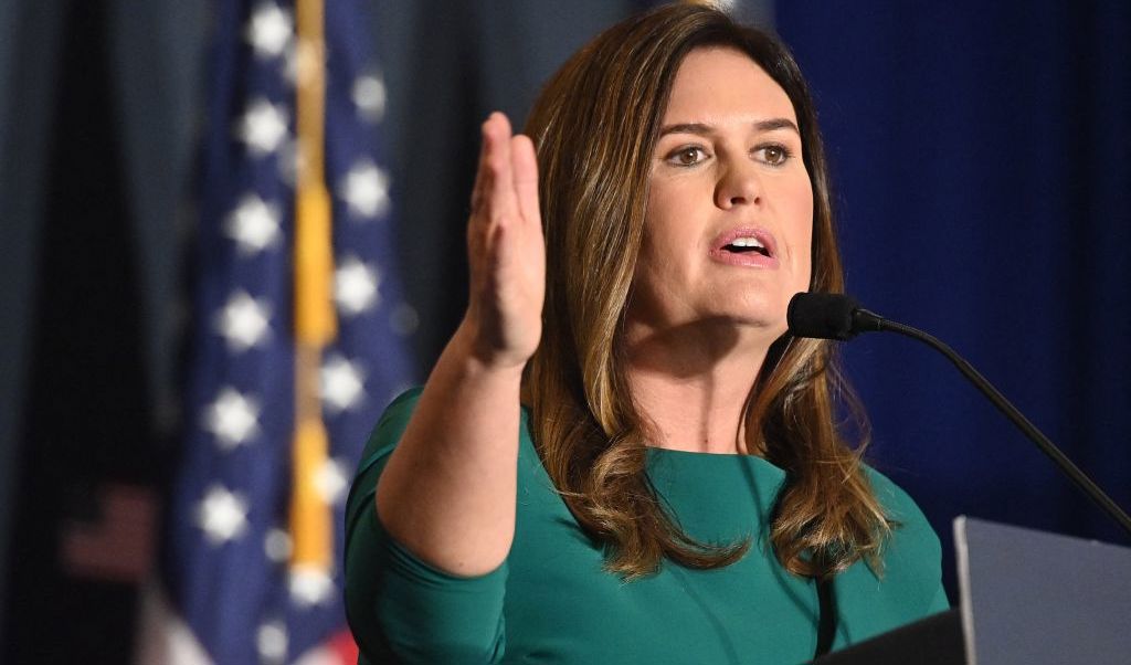 Arkansas guvernör Sarah Huckabee Sanders (R) är president Donald Trumps tidigare pressekreterare. Foto: MANDEL NGAN/AFP via Getty Images