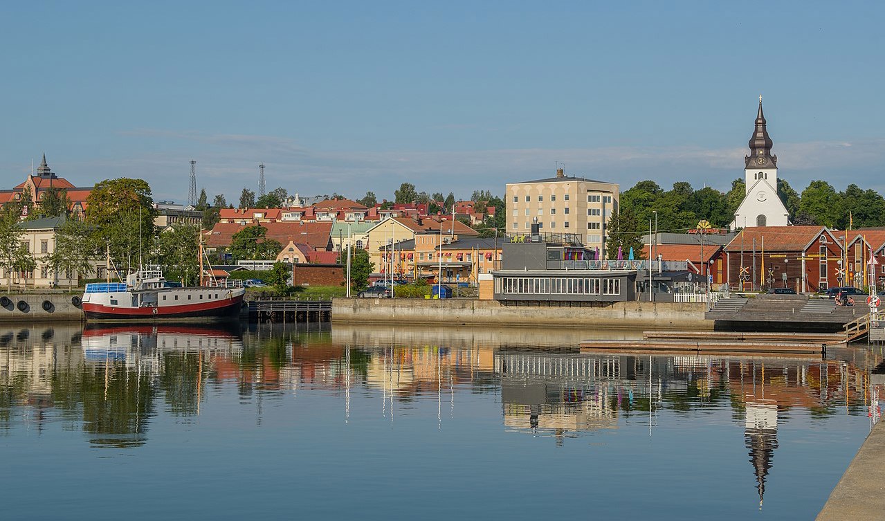 Kvinnojouren i Hudiksvall anordnade en manifestation för att hedra Jeanette Bergströms minne söndagen den 2 april. Hennes dotter Nathalie närvarade bland annat. Foto: Arild Vågen (CC BY-SA 4.0)