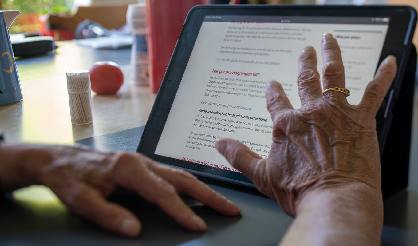 Många äldre känner sig osäkra och hindrade av den moderna teknik de träffar på vid till exempel kontakter med sjukvård och myndigheter.Foto: Kristina Alexanderson, Internetstiftelsen