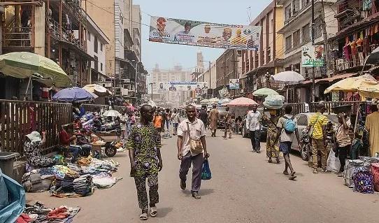 En nigeriansk politiker lurade enligt åklagaren en gatuförsäljare från Lagos till London, där den unge mannens njure skulle transplanteras till politikerns sjuka dotter.Foto: John Wessels/AFP via Getty Images