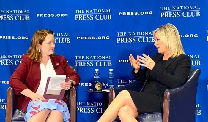 Nordirlands valda försteminister Michelle O’Neill (till höger) talar på National Press Club i Washington den 16 mars 2023.Foto: Joseph Lord