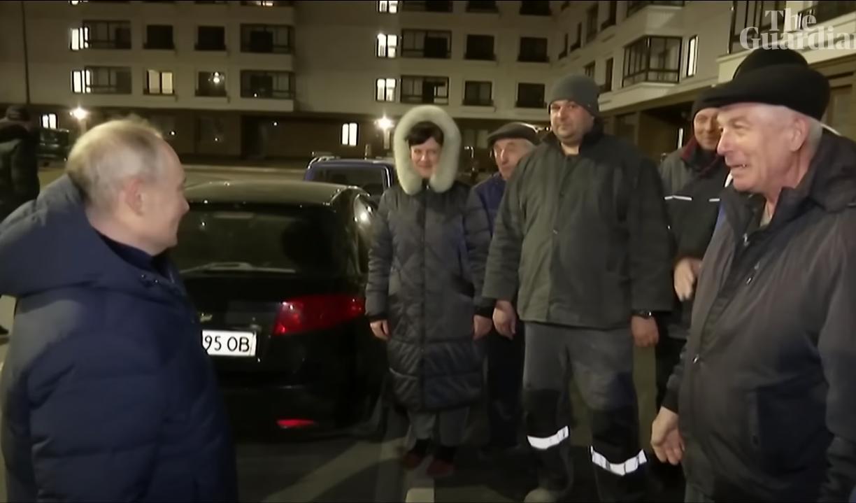 Putin mötte ukrainska lokalbor i Mariupol under ett arrangerat möte. Alla log och skrattade inställsamt. Foto: Youtube
