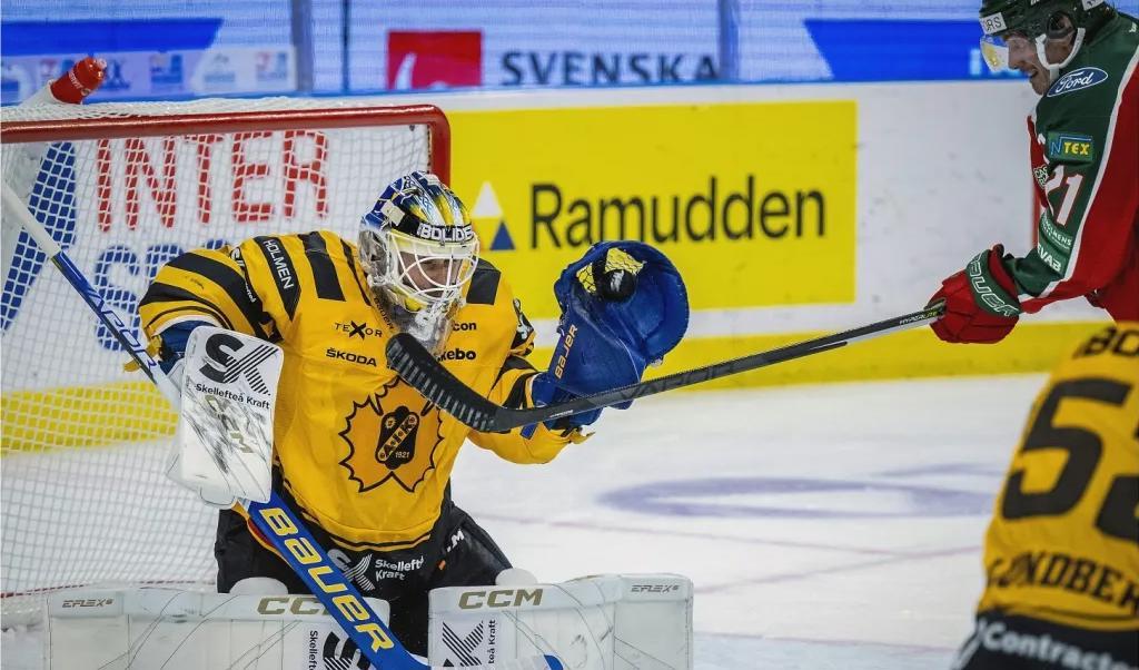 Skellefteå AIK:s nyligen kontrakterade målvakt, Frans Tuohimaa, visar vad han går för under en match mot Frölunda HC tidigare under säsongen.Foto: Björn Larsson Rosvall/TT