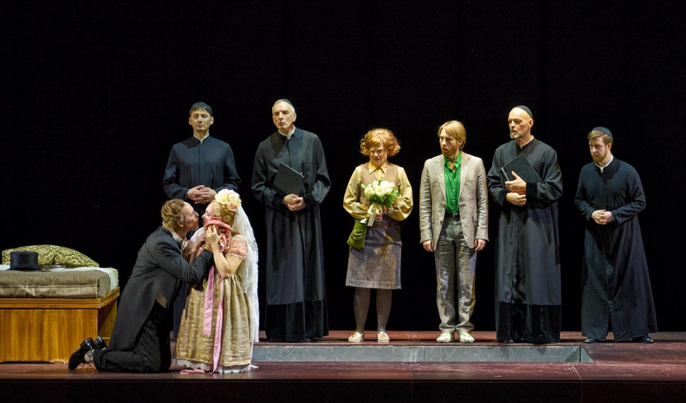 Operan Die Schweigsame Frau skapar en bismak som väcker frågan om vem som är sjuk och vem som är frisk i ett absurt samhälle. Foto: Lennart Sjöberg