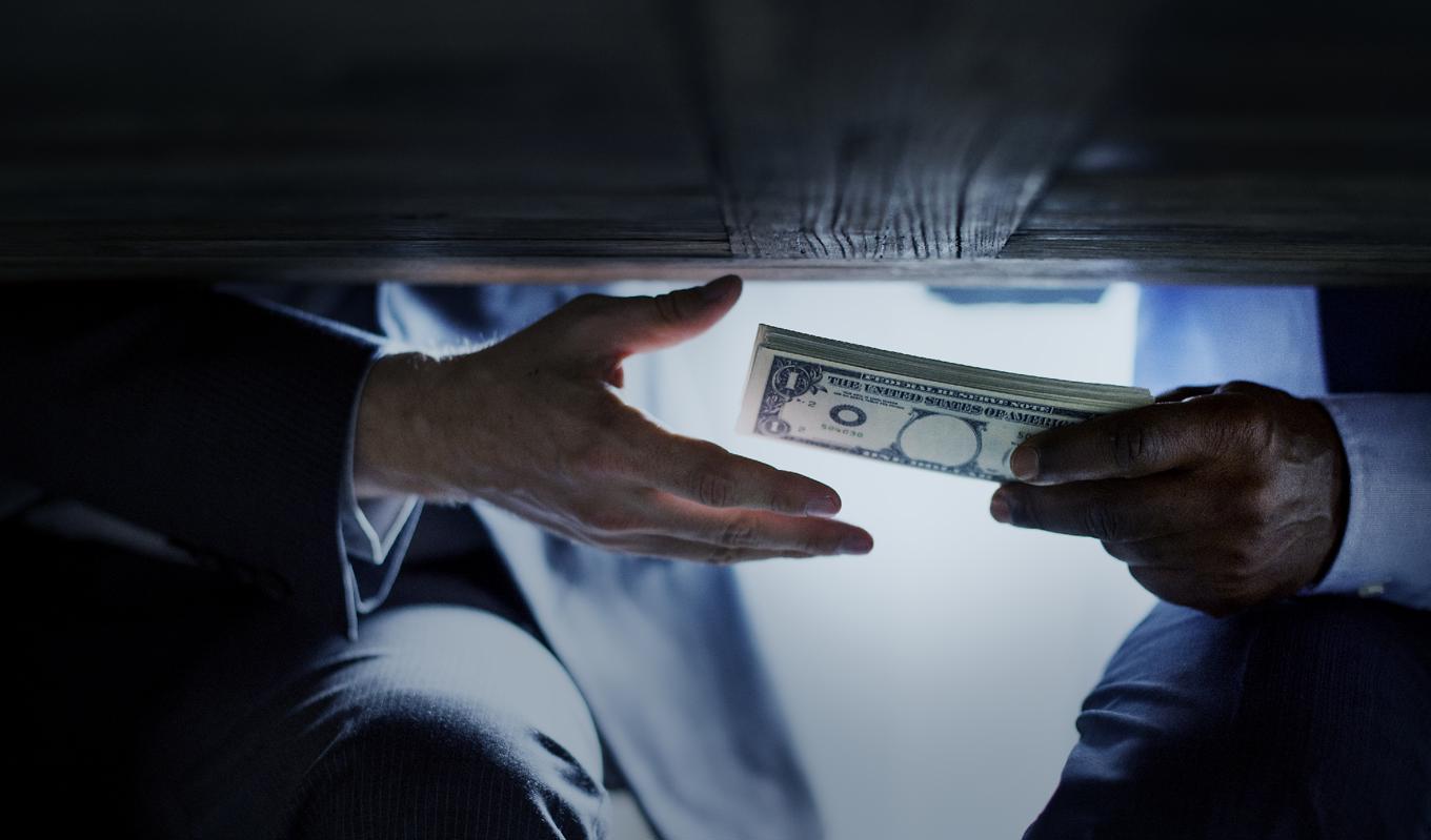 Korruption kan handla om att pengar byter händer, men omfattar mycket mer, som att låta sig bjudas på restaurang i utbyte mot ett kontrakt.  Foto: Shutterstock