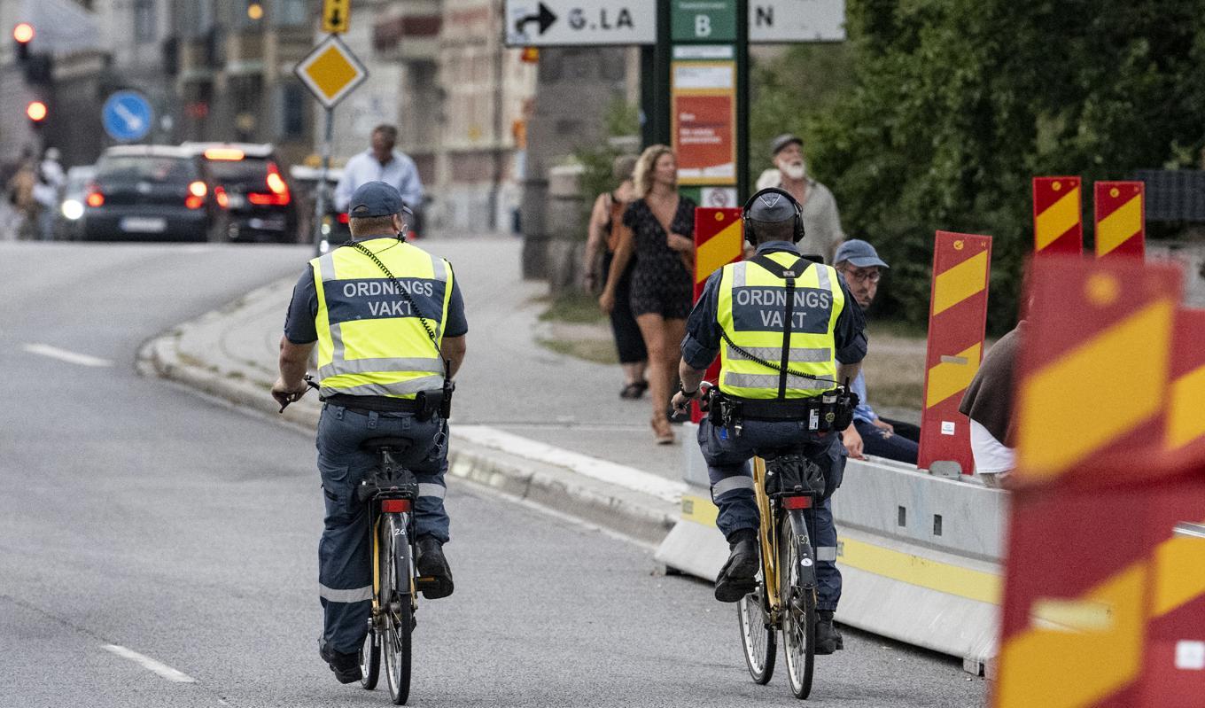 Två ordningsvakter färdas på cykel under sitt arbetspass i samband med Malmöfestivalen där de har till uppgift att se till att det råder allmän ordning. Foto: Johan Nilsson /TT