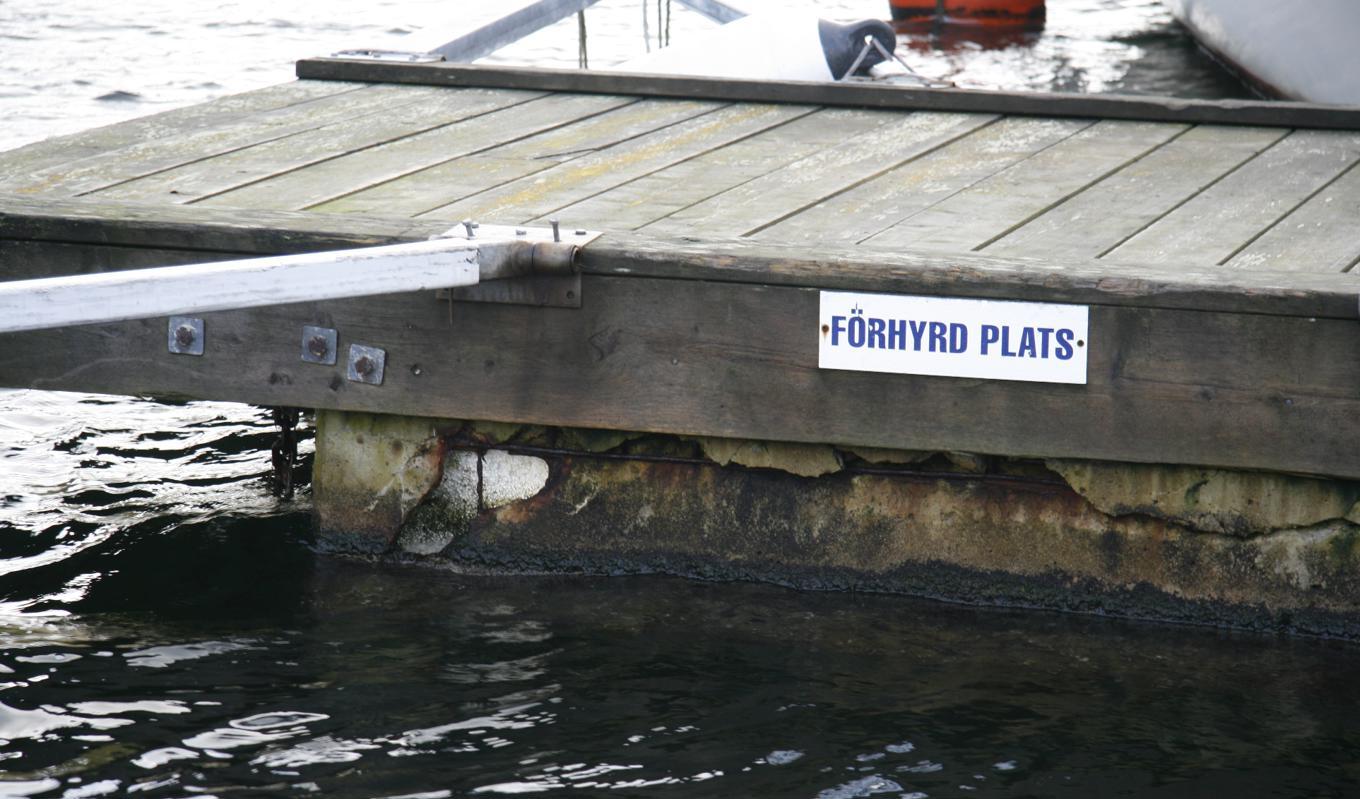Skadad betongflytbrygga med exponerad cellplast som riskerar att läcka ut i vattnet. Foto: Christer Ulfvengren