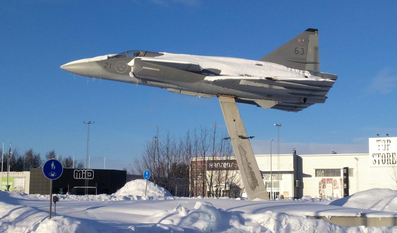 En gång en viktig pjäs i det kalla kriget, nu en prydnad utanför ett köpcentrum. Sveriges flygvapen var absolut en maktfaktor att räkna med. Foto: Emil Almberg
