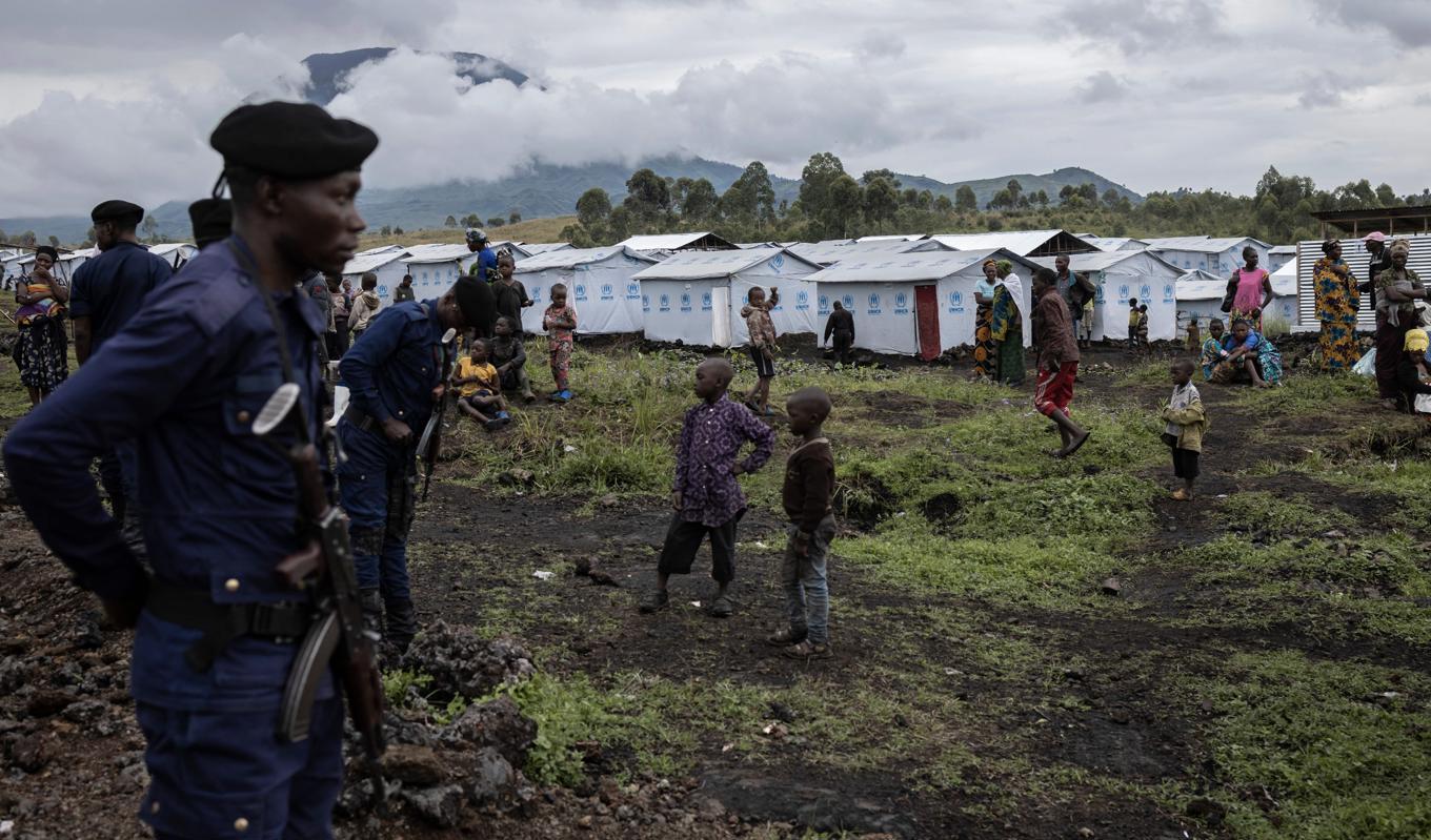 Fördrivna människor och representanter för FN:s säkerhetsråd i ett flyktingläger norr om Goma i östra Kongo-Kinshasa, den 12 mars. Foto: Guerchom Ndebo/AFP via Getty Images